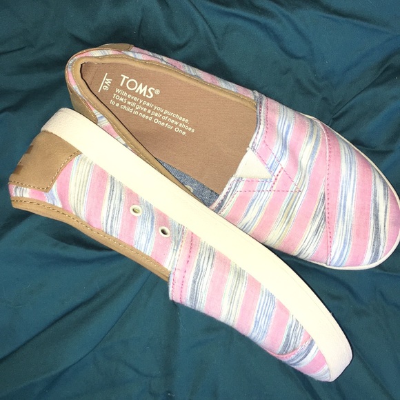 Toms Shoes - NWT Toms Slip-on Shoes